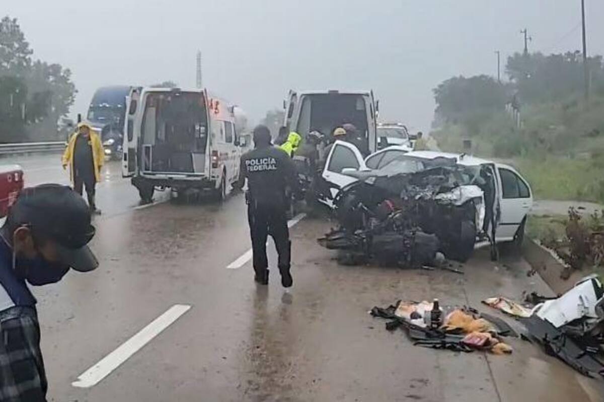 Padre e hija prensados en aparatoso accidente por lluvia son rescatados