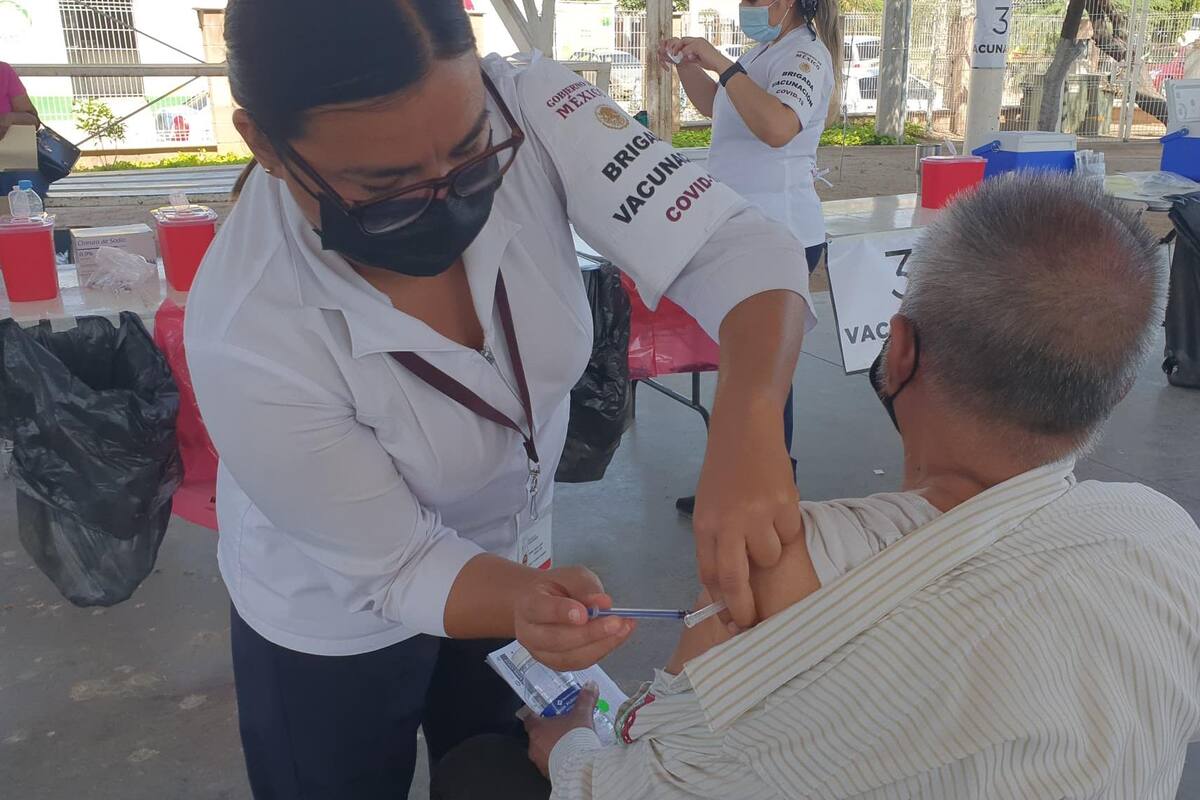 Acuden adultos mayores por su segunda dosis de la vacuna Pfizer antiCovid-19 a Centro Hábitat Solidaridad en Hermosillo
