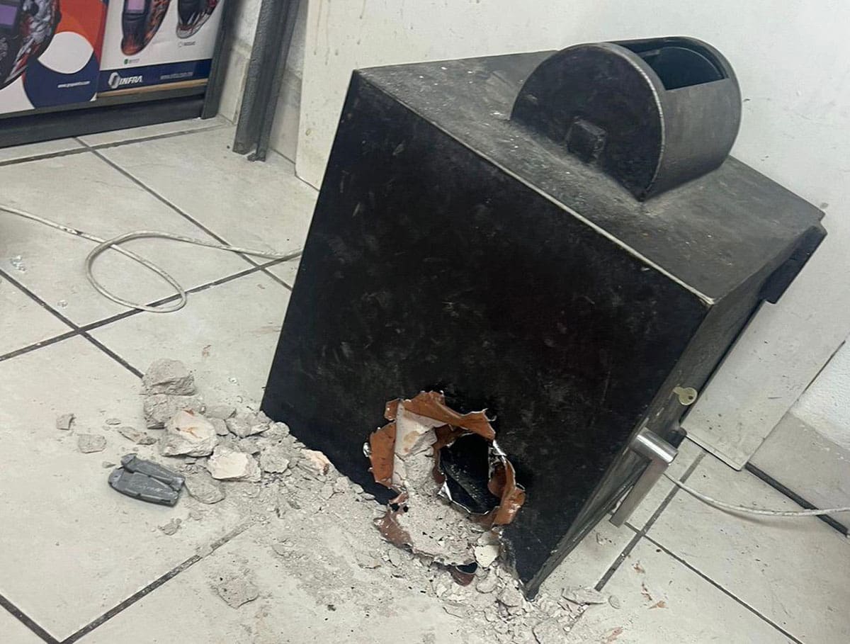 La caja fuerte también presentaba otro agujero por donde se sustrajo el botín.