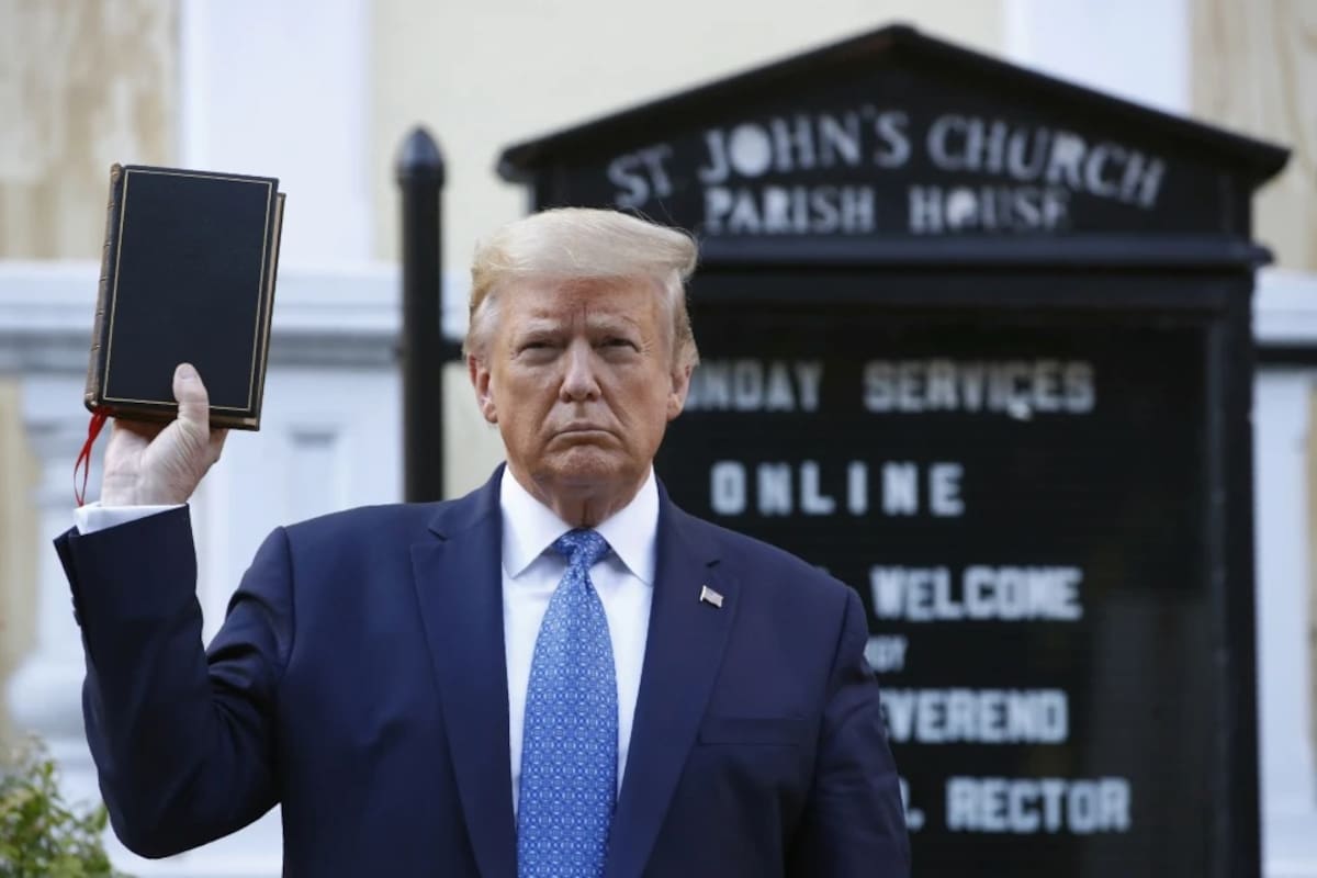 Trump lanza biblias a la venta y ruega por donaciones en plena Semana Santa