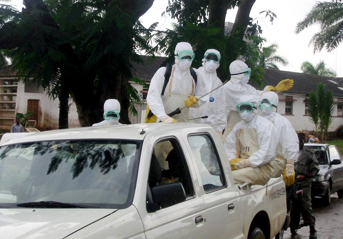 UIG01 UIGE (ANGOLA) 15.04.2005: Funcionarios del servicio de Sandidad angoleses se preparan para desinfectar una zona tras la retirada de cadáveres que han sido víctimas del virus de Marburg, en el hospital provincial de Uige, al nort de Angola, viernes 15 de abril. Según un experto de la Organización Mundial de la Salud, el brote del virus de Marburg en Angola no esta controlado, y existen "problemas masivos" para mobilizar a la población angoleña para aplacar el virus, similar al virus de Ebola, en la ciudad de Uige, al norte del país. EFE/Francisco Fontes