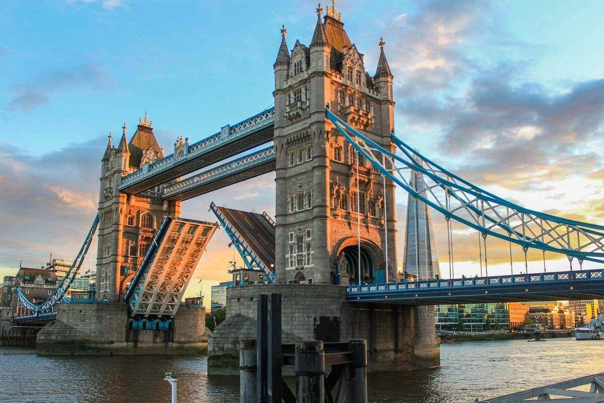 Chofer de autobús se ve en aprietos cuando el puente levadizo comienza a subir con él a medio camino