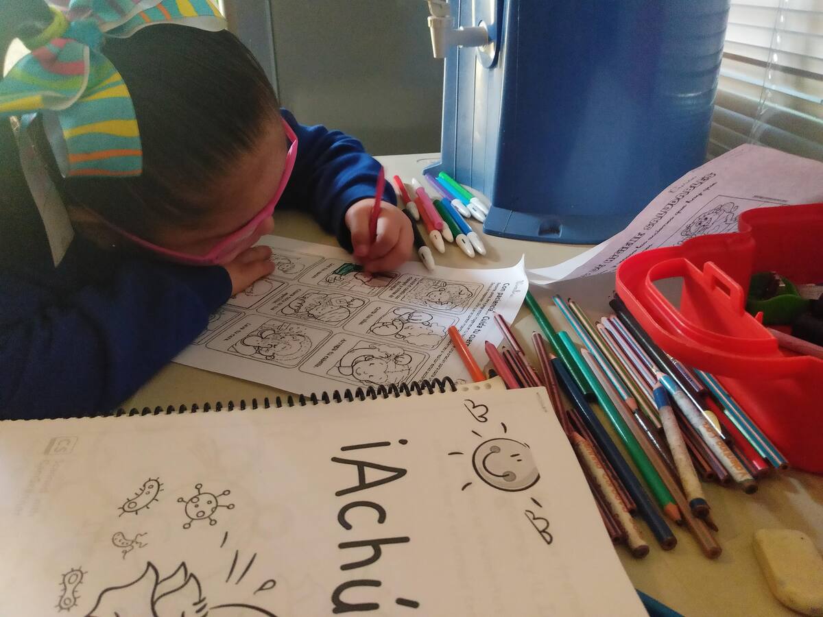 El ciclo escolar inició con 597 mil 340 estudiantes inscritos en educación Básica en escuelas públicas y particulares de Sonora que reciben atención de 25 mil 305 docentes. Son 514 mil 903 estudiantes inscritos en educación Básica en escuelas públicas.
