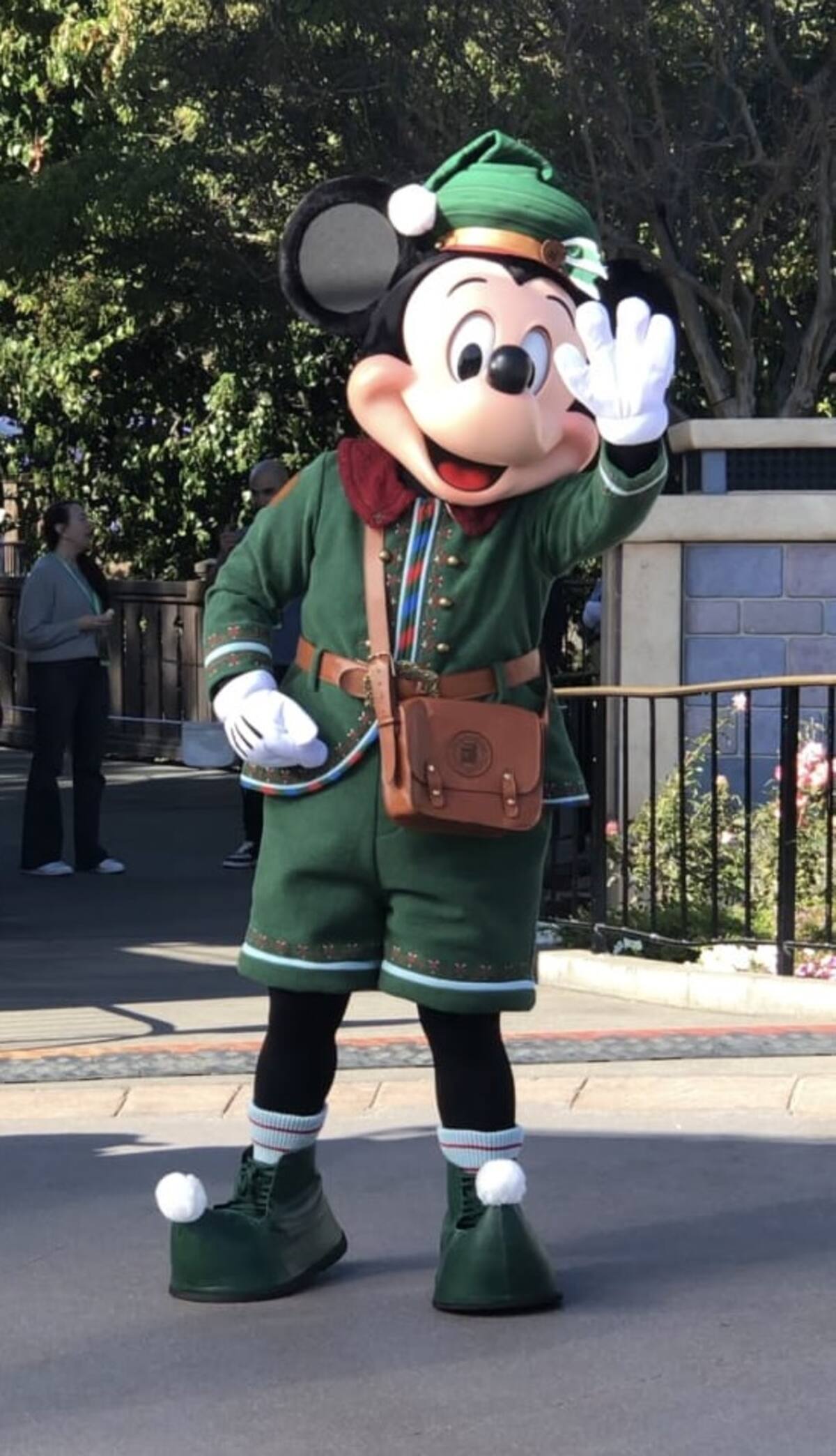 El gran anfitrión Mickey Mouse con su atuendo navideño.