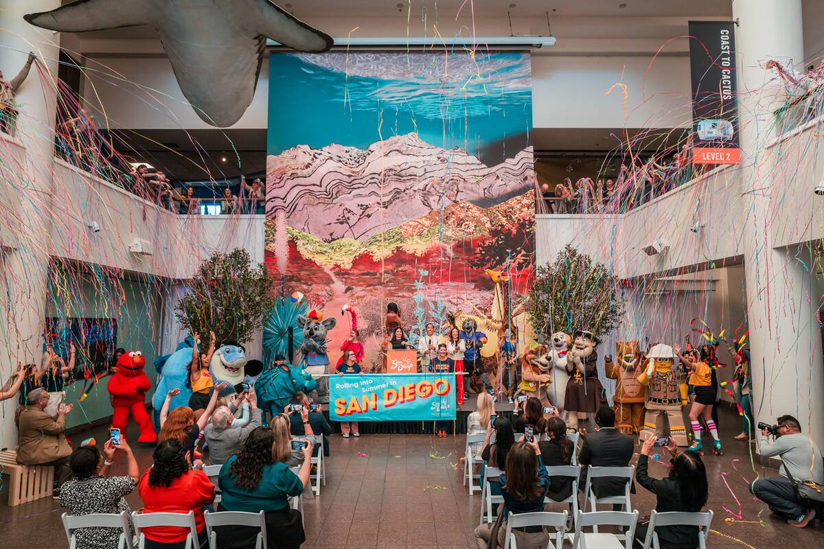 El desfile de la industria turística incluyó a mascotas y representantes de SeaWorld San Diego, Sesame Place San Diego, el Zoológico de San Diego, Legoland California, los Padres de San Diego, los Seals de San Diego, el Museo de Arte Contemporáneo de San Diego y el Ballet de San Diego.