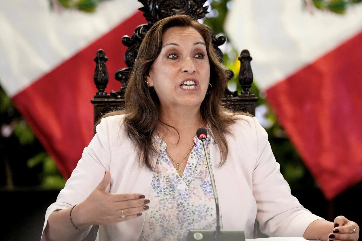 Ex partido de presidenta de Perú solicita que la destituyan por caso Rolex