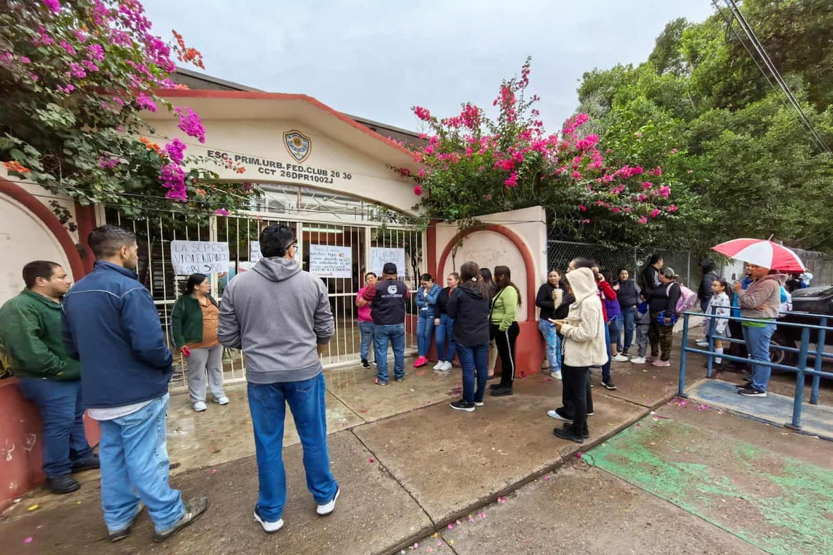 Tienen niños semanas sin clases; padres toman escuela en exigencia de atención