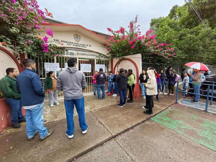 Tienen niños semanas sin clases; padres toman escuela en exigencia de atención