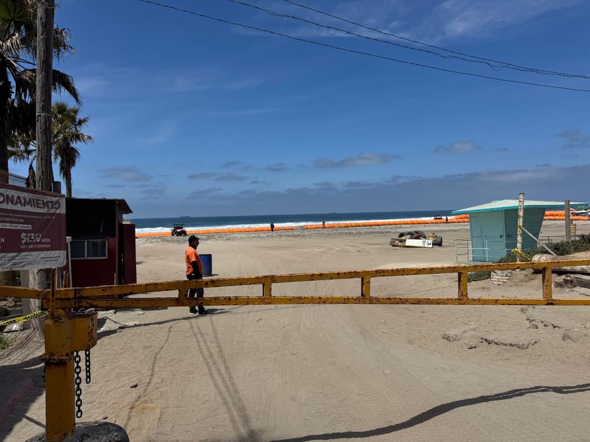 El montaje del Baja Beach Fest ya modificó el acceso a la playa de Rosarito con el cierre parcial del estacionamiento del DIF, reubicación de comerciantes y restricciones para peatones.
Fotos: Carmen Gutiérrez.