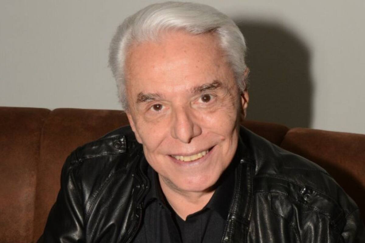 Le gritan “Abusador Se**al” a Enrique Guzmán en el Aeropuerto de CDMX