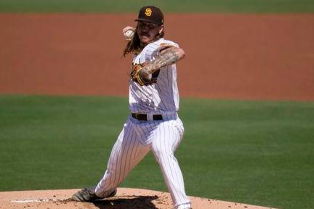 Mike Clevinger sale lesionado y tiemblan los Padres