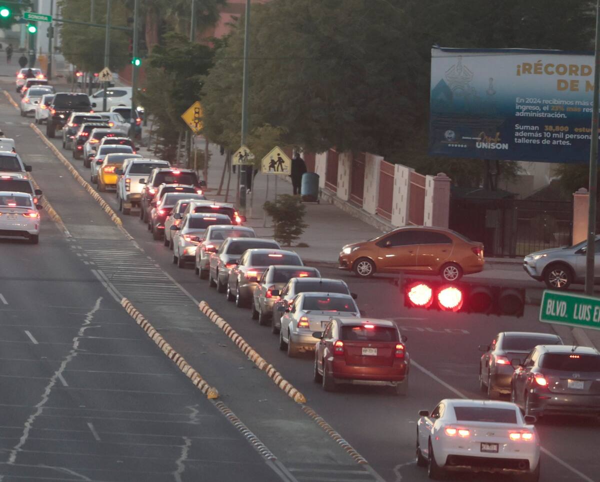 Los alrededores de la Unison fueron los puntos con mayor carga vehicular, como se puede apreciar en esta imagen tomada en Rosales y Luis Encinas. FOTO: TEODORO BORBÓN