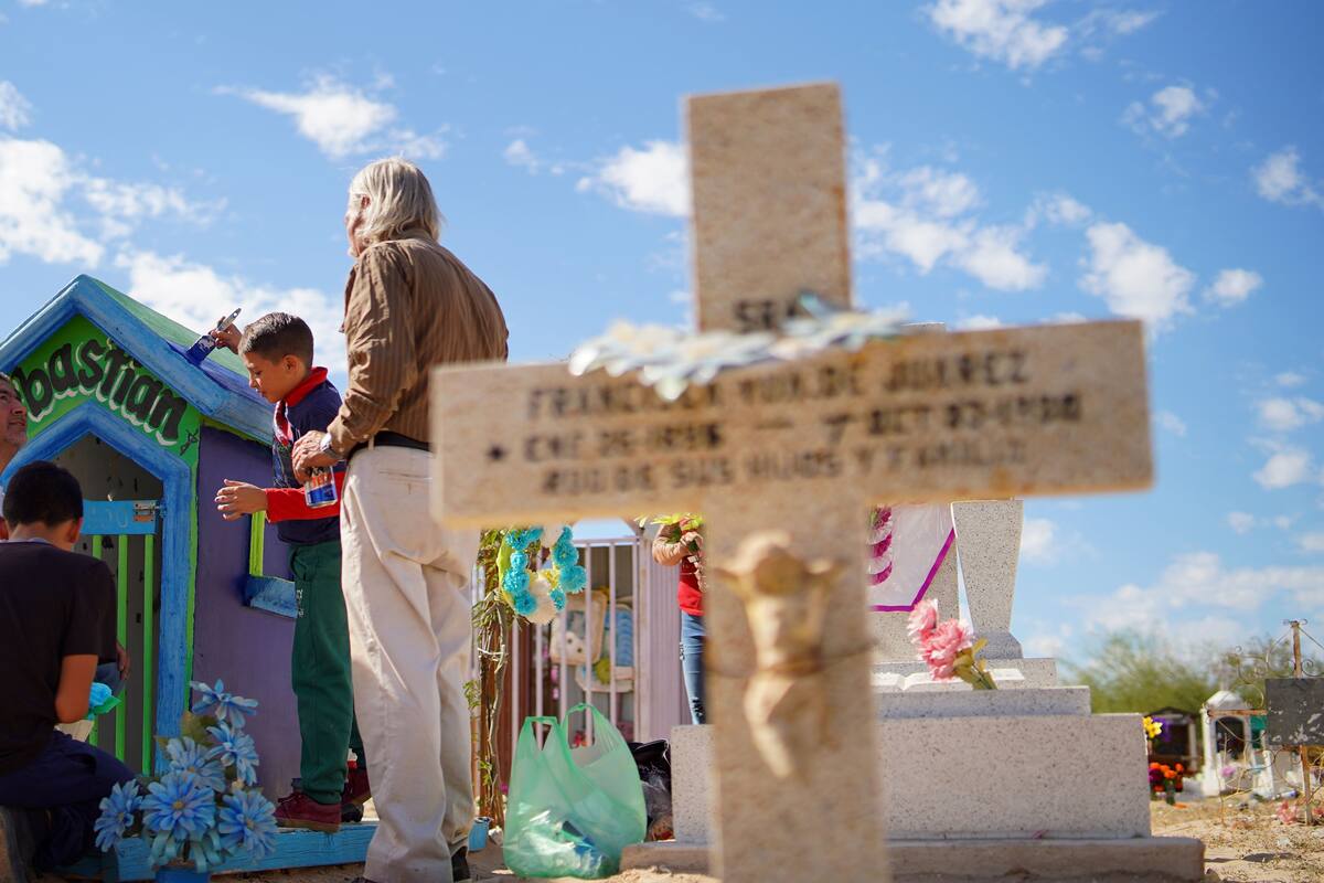 Aún no se define si cerrarán panteones en Día de Muertos