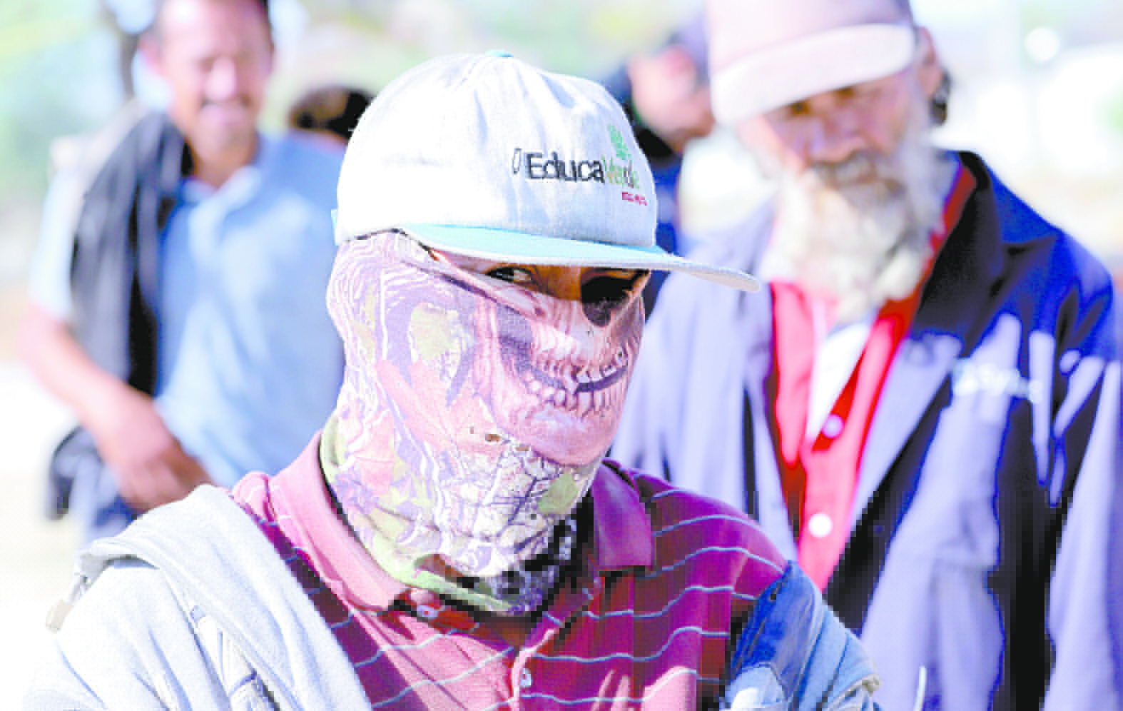 Gorra y paliacate que hace las veces de cubrebocas.