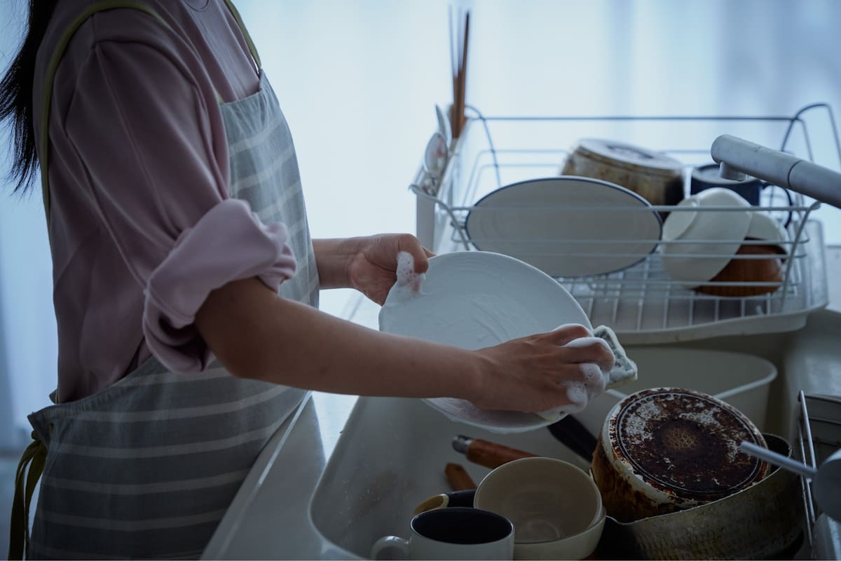 Cómo evitar errores comunes al lavar y secar la vajilla en casa