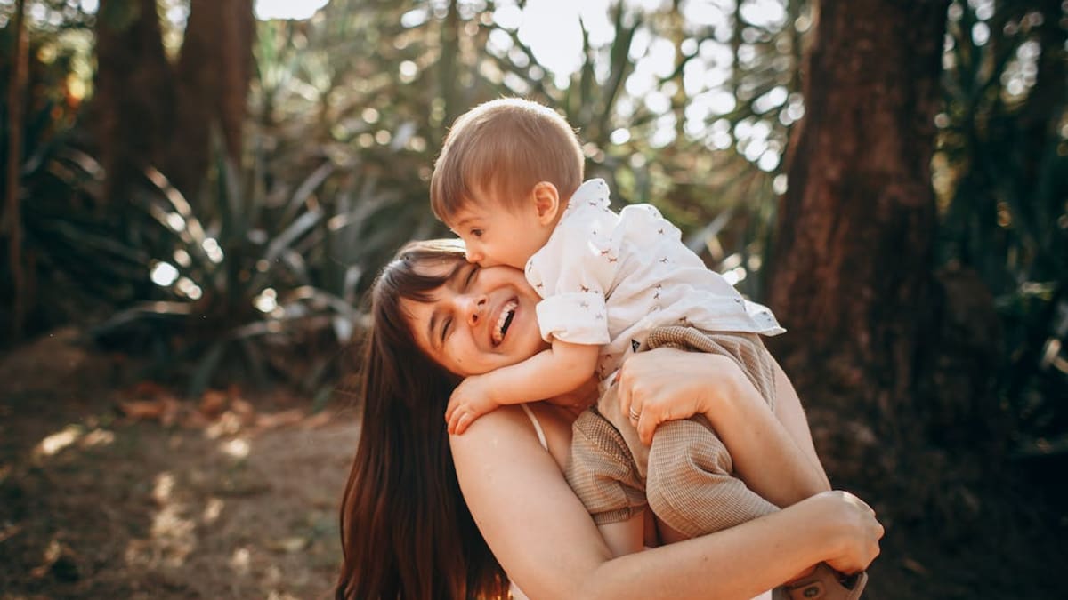 Según el neurocirujano Giulio Maira, las palabras, las caricias y los juegos en la primera infancia cambian la forma del cerebro, ayudan a que sea más fuerte con el paso de los años y pueden influir en cómo aprendemos y envejecemos