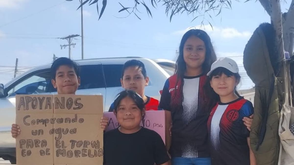 Estudiantes vende en el semáforo de ‘La Curva’ para viajar a competencias de karate