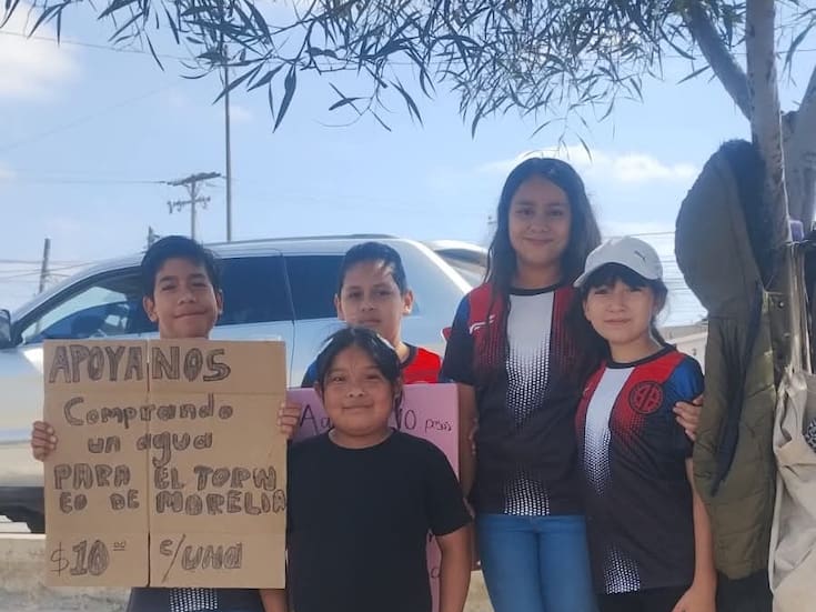 Estudiantes vende en el semáforo de ‘La Curva’ para viajar a competencias de karate