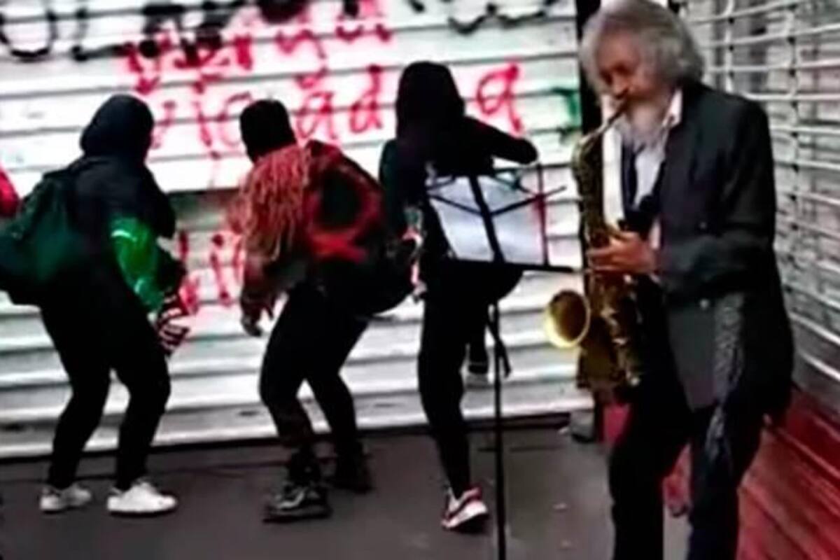 VIDEO: Hombre toca saxofón entre pintas y golpes de la marcha de mujeres