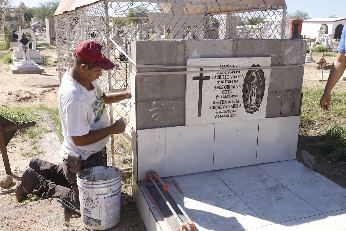 Familias preparan tumbas en el Panteón Municipal Sahuaro de Hermosillo para el Día de Muertos