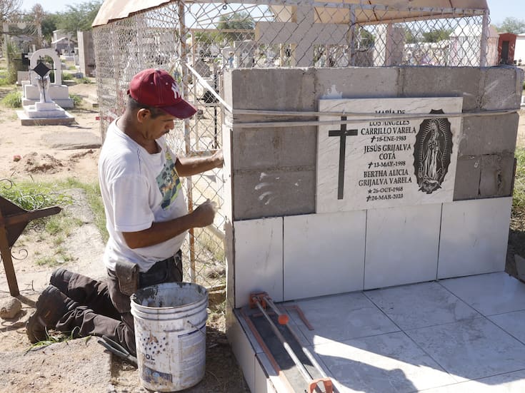 Familias preparan tumbas en el Panteón Municipal Sahuaro de Hermosillo para el Día de Muertos