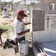 Familias preparan tumbas en el Panteón Municipal Sahuaro de Hermosillo para el Día de Muertos