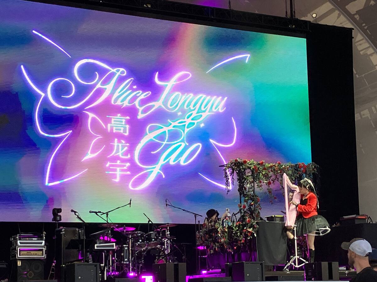 La cantante Alice Longyu Gao deleitó con su música catalogada como hiperpop.