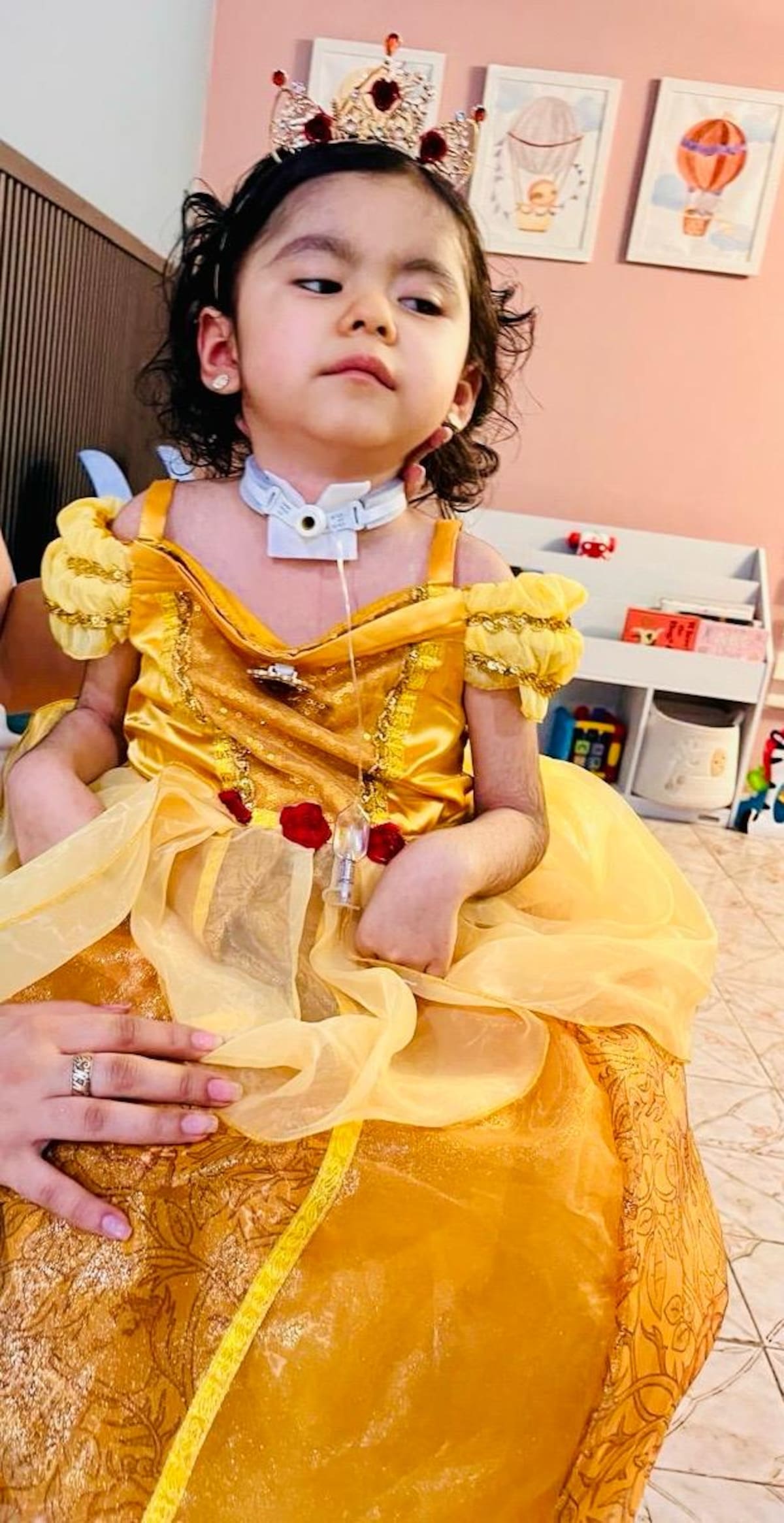 Gladys Valencia Castillo, mamá de Dalet, una menor de 4 años de edad quien sufre de parálisis cerebral, pide cambio de base como maestra a Hermosillo. | Especial (GH)
