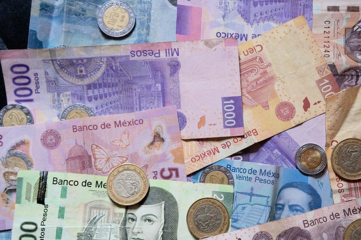 El peso mexicano baja de los 20 por dólar tras apreciación semanal de 0.8%