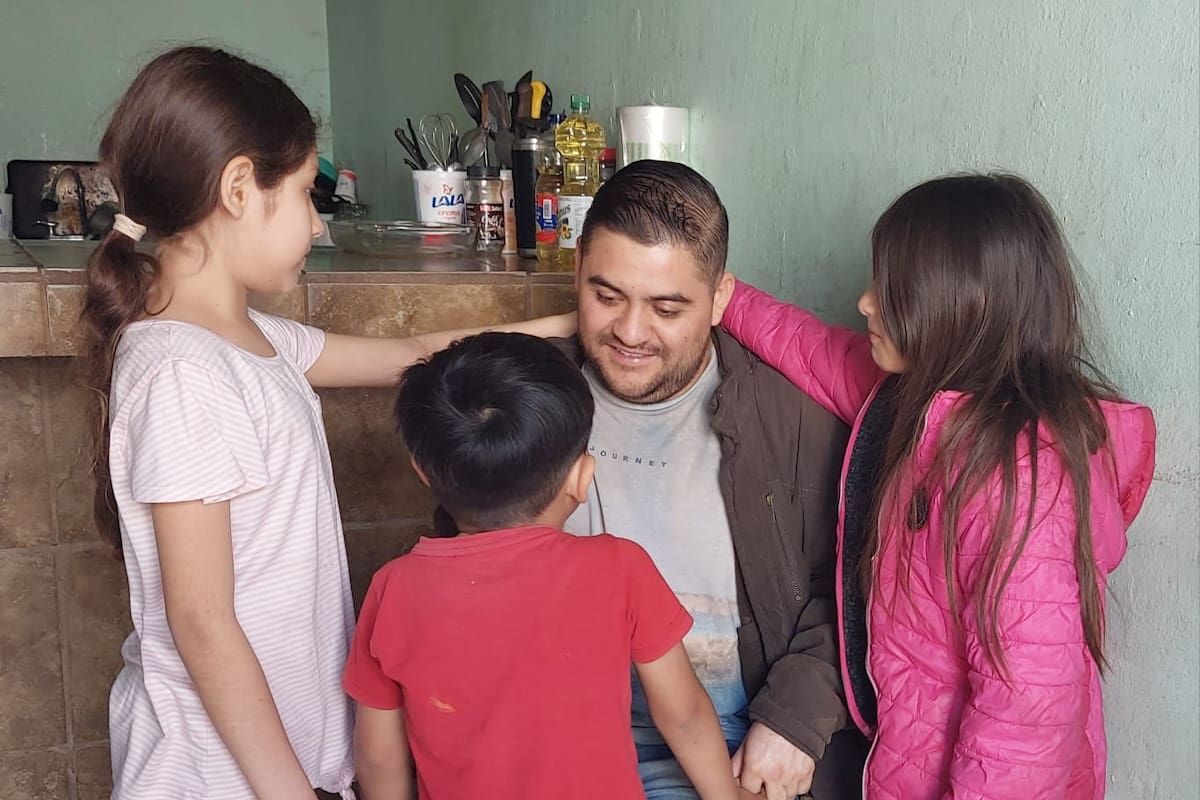 Padre soltero busca apoyo para mantener a sus 4 hijos; fue operado del colon y no podrá trabajar