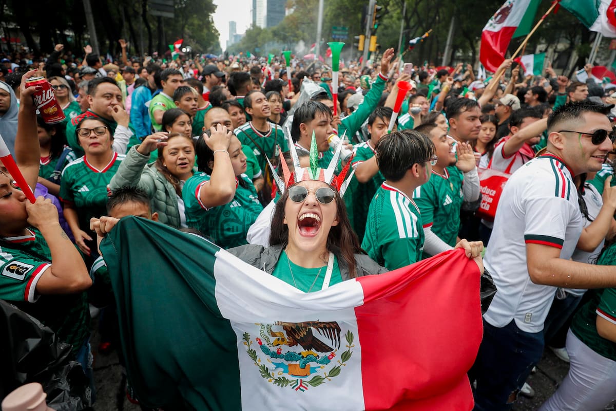 Considerando los precios más bajos de los boletos del Mundial 2026, un mexicano requiere destinar al menos el sueldo de 11 días de trabajo para comprar una entrada. | Foto: EFE/Isaac Esquivel