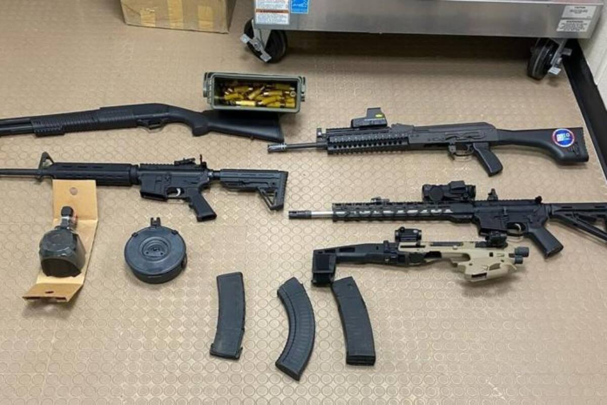 En operativo aseguran migrantes y armas en Yuma
