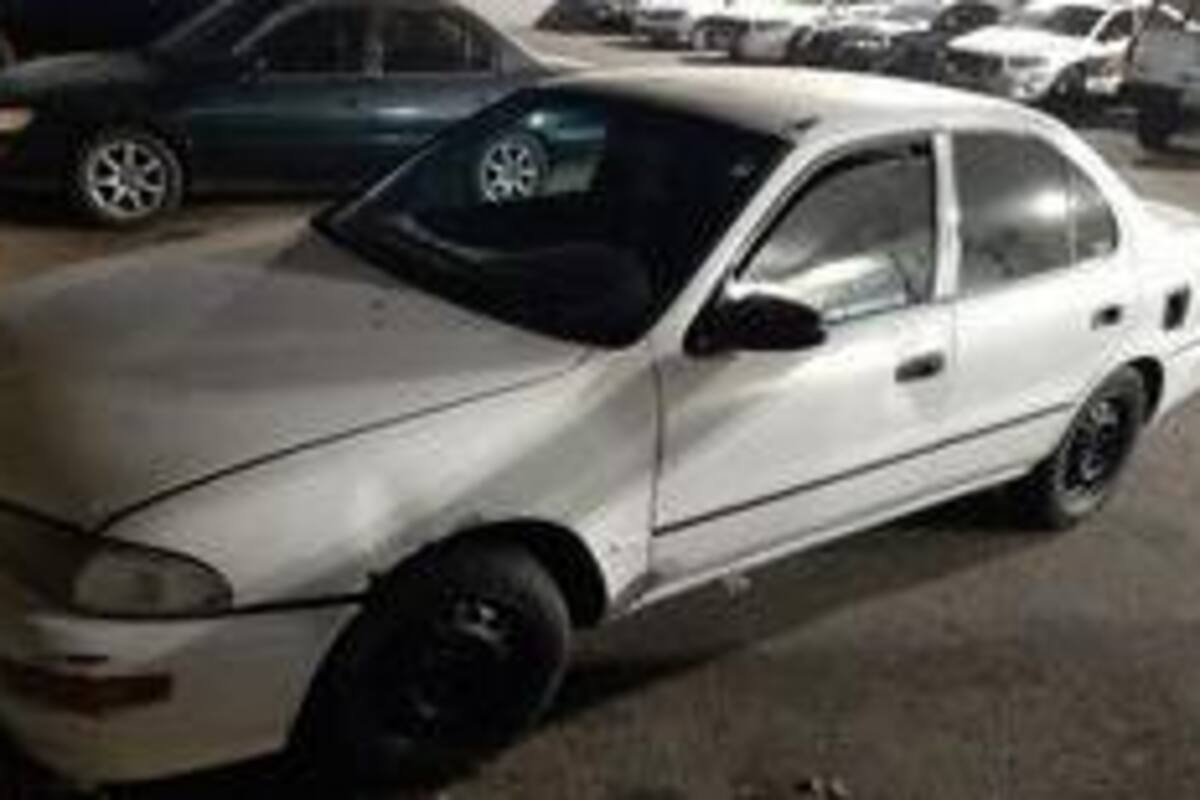 Detienen a dos por robo de auto en Villas del Rey