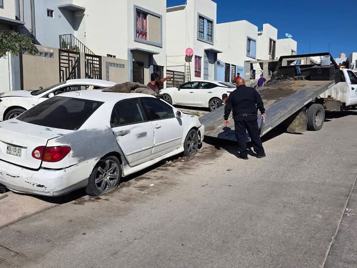 Tránsito Municipal de Nogales refuerza operativo para retirar vehículos abandonados en el fraccionamiento Sabinos