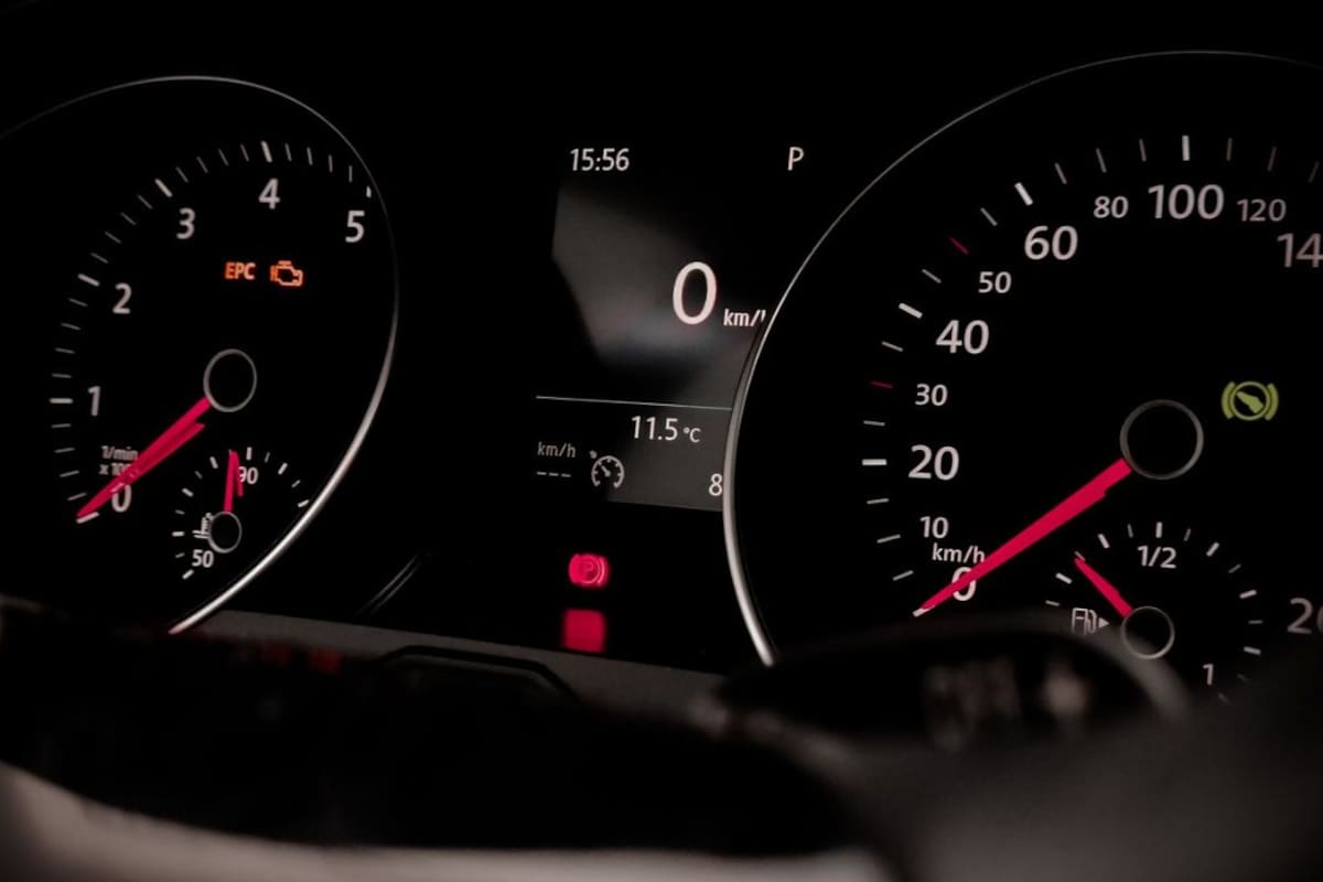 ¿Qué significan los testigos del tablero del auto? Guía de 23 luces y qué hacer si se encienden