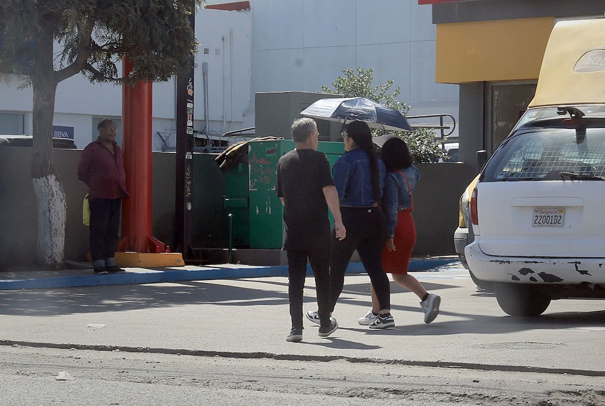 La región fronteriza registró temperaturas inusualmente altas para marzo, obligando a ciudadanos a usar sombreros y paraguas ante la intensa radiación solar. Foto: Sergio Ortiz