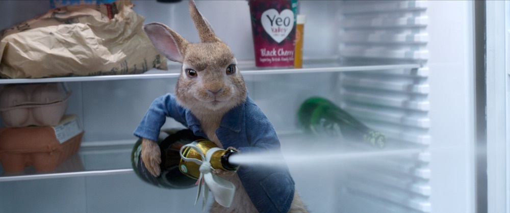 En esta imagen difundida por Sony Pictures, el personaje de Peter Rabbit, cuya voz hace James Corden, en una escena de "Peter Rabbit. 2: The Runaway". (Sony Pictures vía AP)
