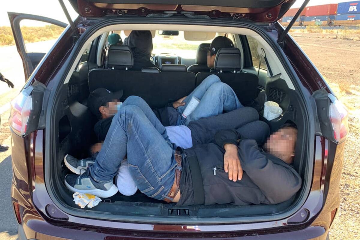 Descubren a migrantes en una cajuela, en Wellton