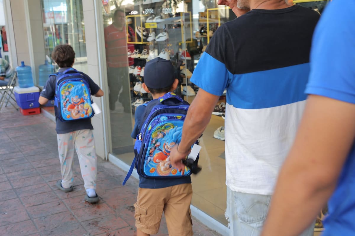 Hermosillenses realizan sus compras de última hora en el Centro, ya
que mañana regresan a clases alumnos de kínder, primarias, secundarias y preparatorias. | Crédito: Julián Ortega (GH)