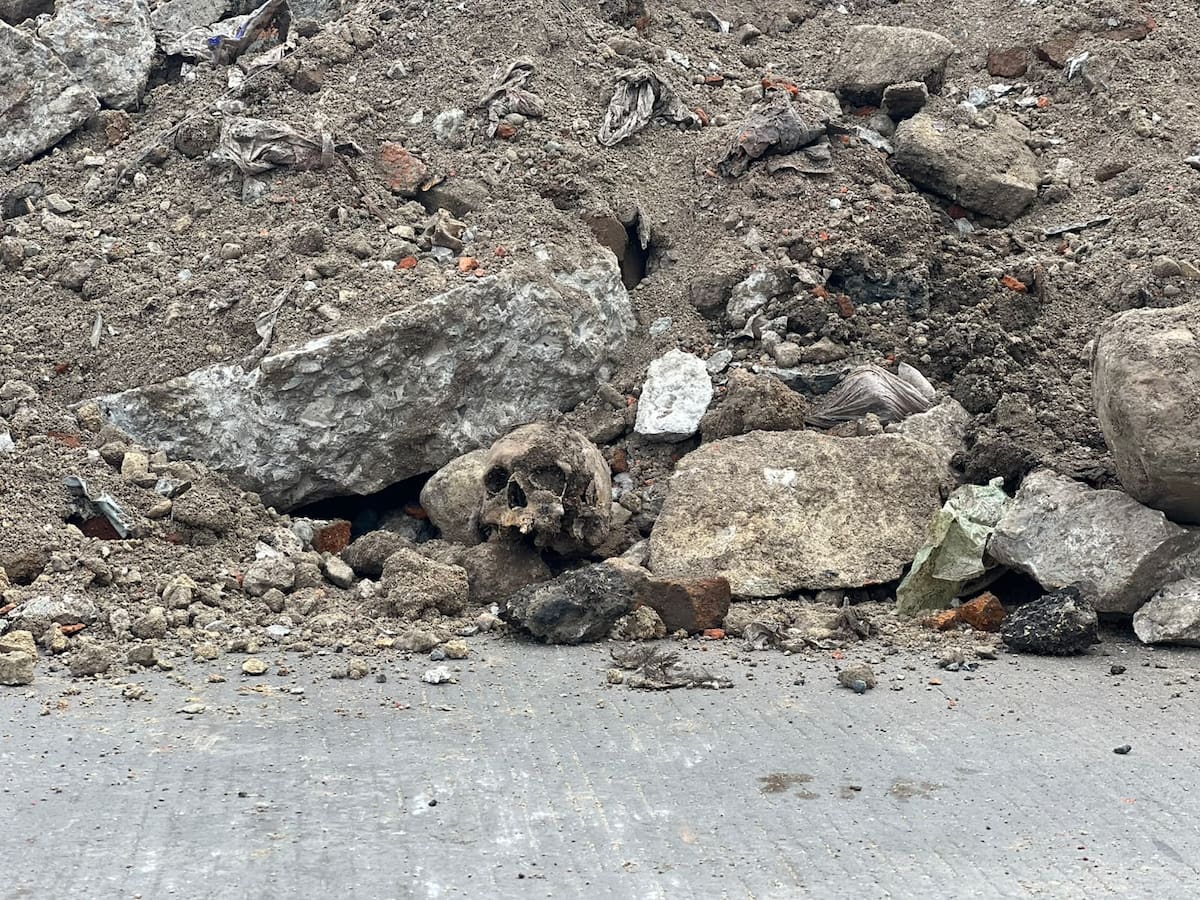 Durante labores de excavación para reparar el sistema pluvial de la Vía Rápida Alamar, trabajadores del Ayuntamiento de Tijuana localizaron un cráneo, huesos, dientes y prendas de vestir en avanzado estado de descomposición. Foto: Janeth Mayorquín