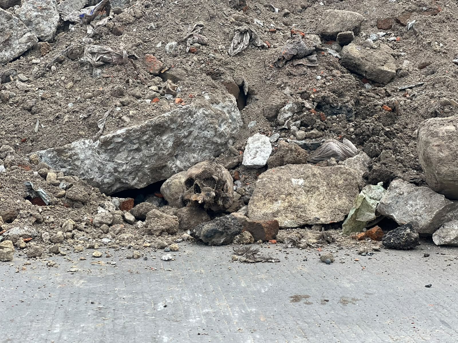 Durante labores de excavación para reparar el sistema pluvial de la Vía Rápida Alamar, trabajadores del Ayuntamiento de Tijuana localizaron un cráneo, huesos, dientes y prendas de vestir en avanzado estado de descomposición. Foto: Janeth Mayorquín