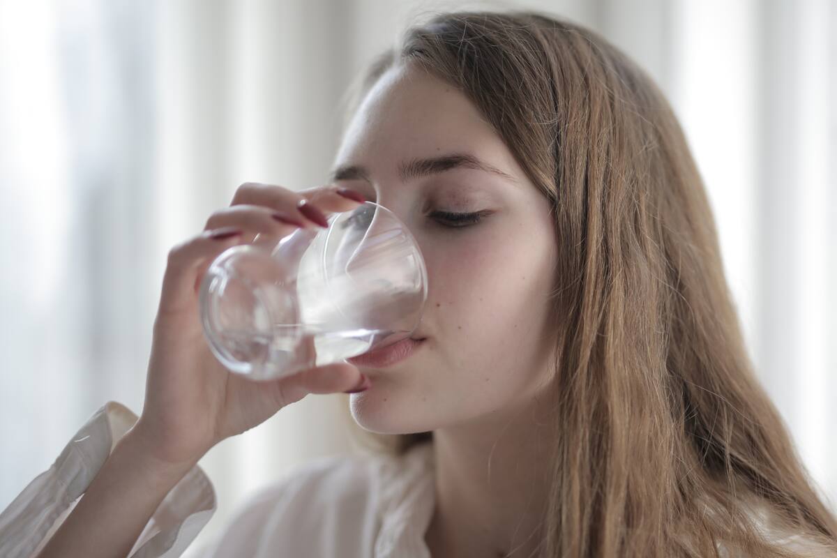 Joven británica sufre alergia al agua y otras 39 sustancias