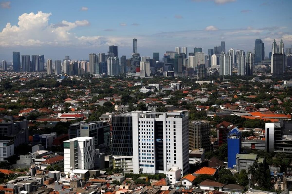 Yakarta, capital de Indonesia y una de las zonas urbanas más densas del planeta, enfrenta un escenario crítico: crece a un ritmo acelerado mientras su territorio se hunde de forma constante. Foto: Reuters
