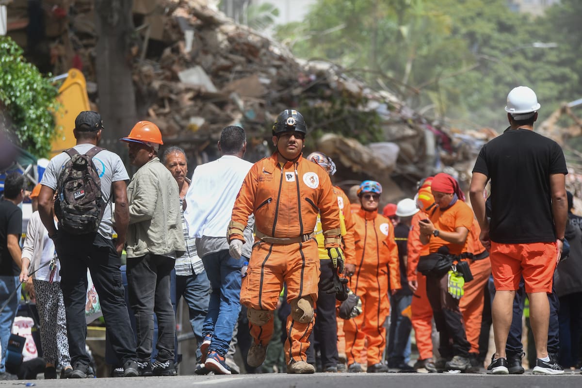 MIRANDA, 28 junio, 2026 (Xinhua) Rescatistas mexicanos son vistos cerca de un edificio colapsado tras la ocurrencia de dos terremotos, en el municipio de Chacao, en el estado Miranda, Venezuela, el 28 de junio de 2026. La presidenta encargada de Venezuela, Delcy Rodríguez, informó la noche del sábado que su país ha recibido apoyo de 24 países tras las trágicas consecuencias de dos devastadores terremotos ocurridos la tarde del miércoles. (Xinhua/Marcos Salgado) (ms) (ah) (da)