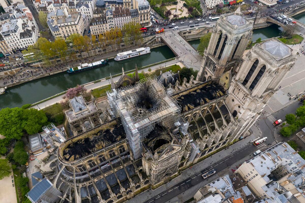 Celebran Viernes Santo en una vacía Notre Dame