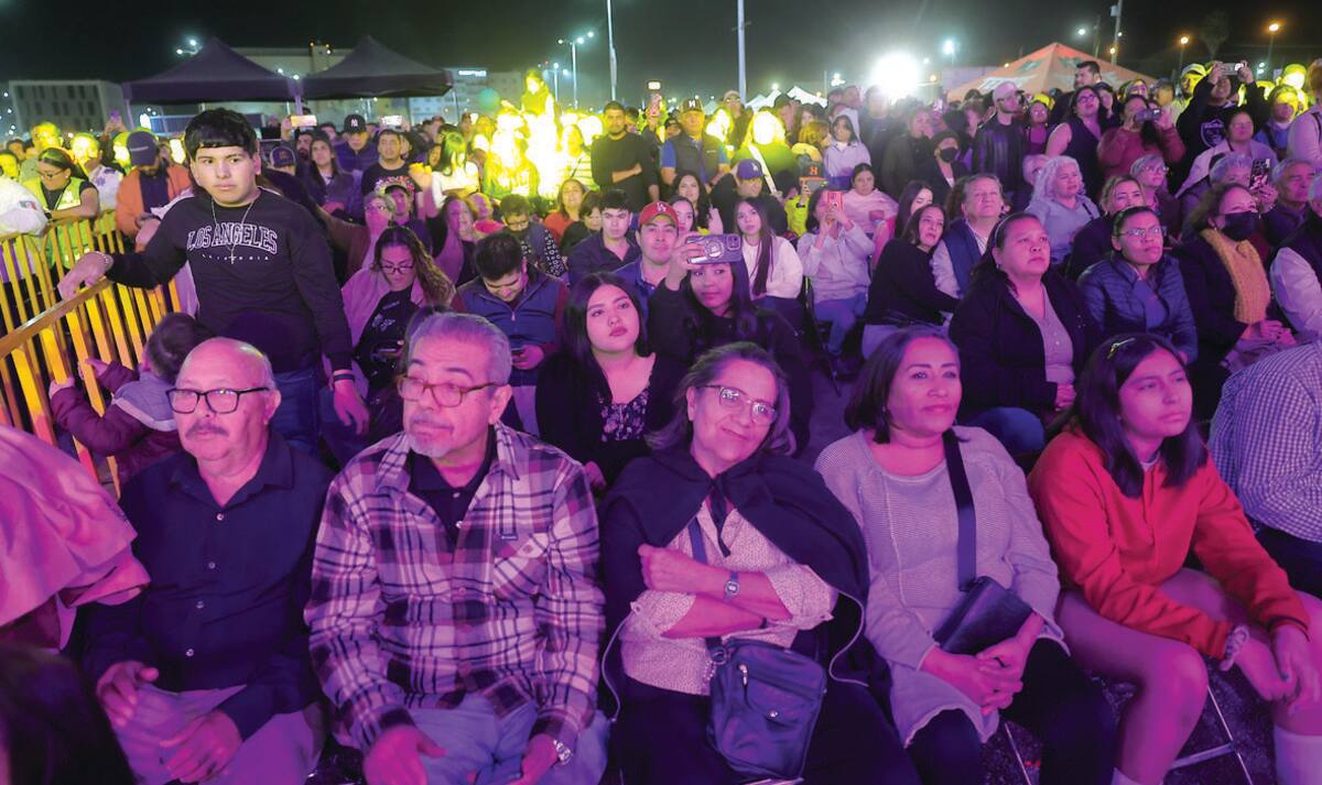 Personas de todas las edades disfrutaron del concierto de Los Apson. FOTO: ELEAZAR ESCOBAR