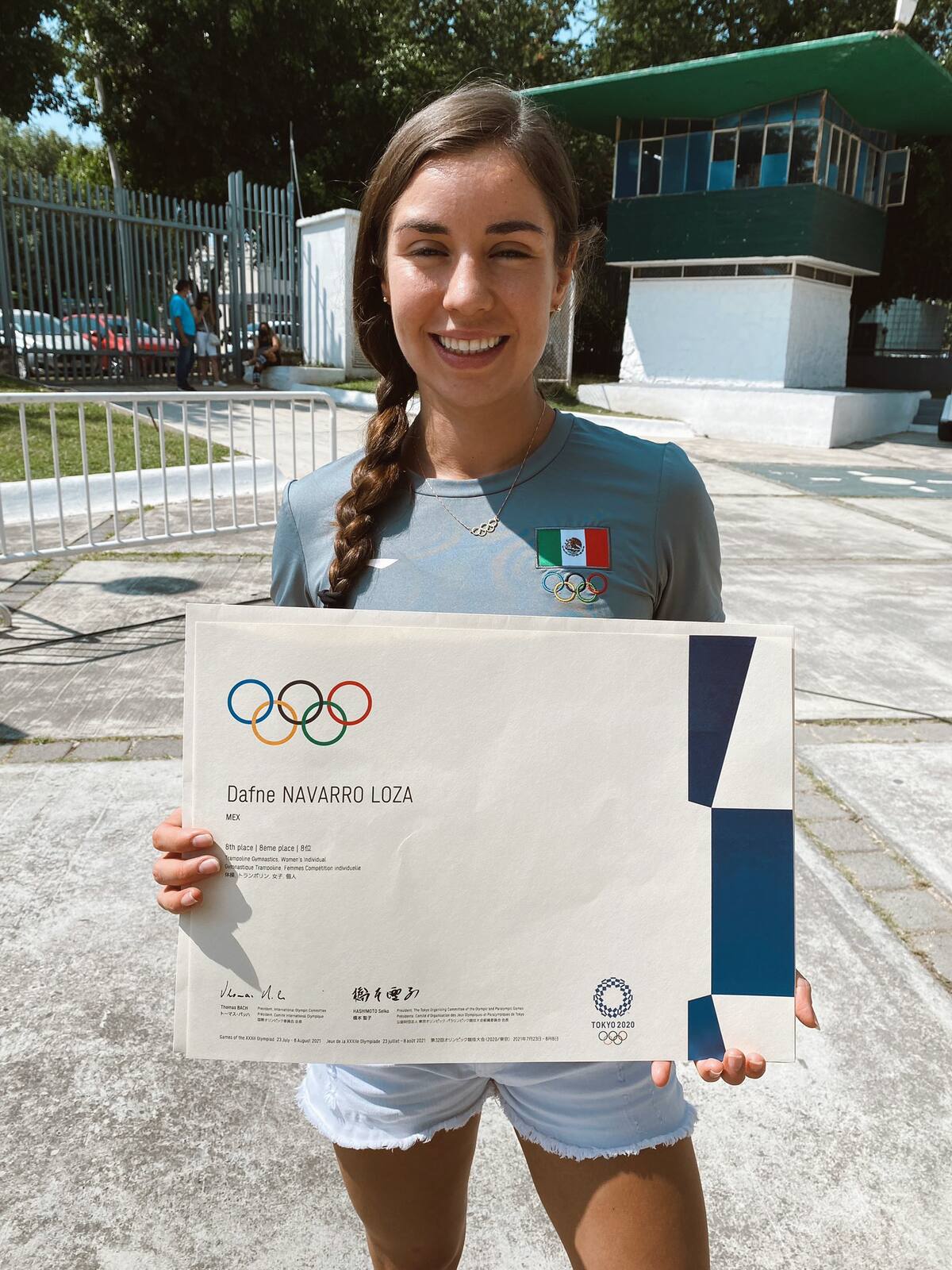 La gimnasta mexicana, Dafne Navarro, posa con su diploma olímpico de Tokio 2020 tras quedar en octavo lugar en la prueba de trampolín. Foto: @dafnenavarrol (X)