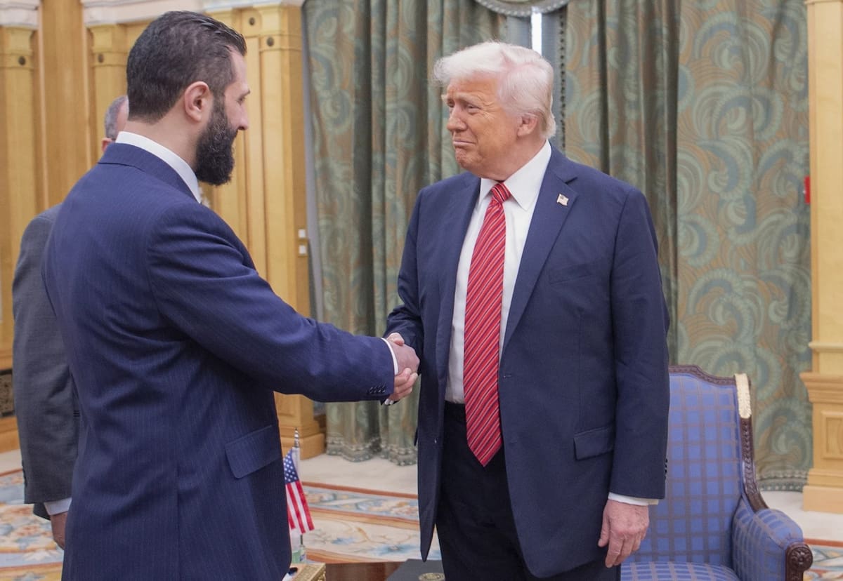 En esta foto difundida por el Palacio Real Saudí, el presidente Donald Trump, a la derecha, estrecha la mano del presidente interino de Siria, Ahmad al-Sharaa, en Riad, Arabia Saudita, el miércoles 14 de mayo de 2025. | Crédito: Bandar Aljaloud/Palacio Real Saudí vía AP