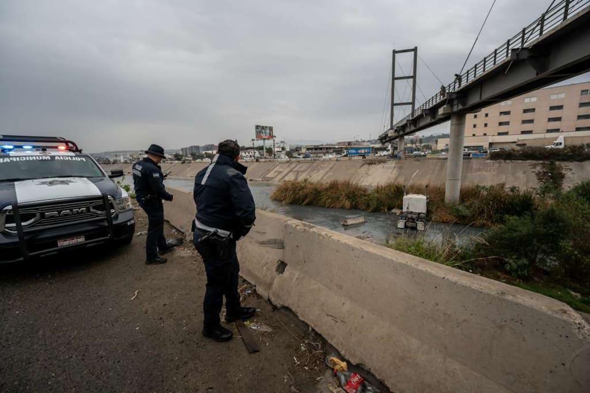 El conductor perdió el control, impactó un poste y terminó dentro de la canalización sin lesionados. Foto: Border Zoom