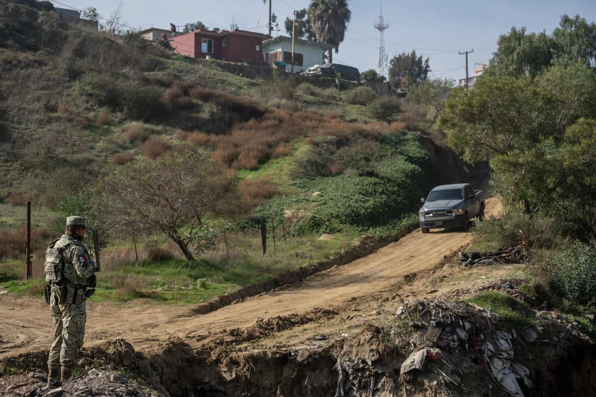 Una persona sin vida fue localizada con el cuerpo calcinado y huellas de violencia, atada con un cable metálico, por lo que la Fiscalía General del Estado quedó a cargo de las investigaciones. Foto: Border Zoom
